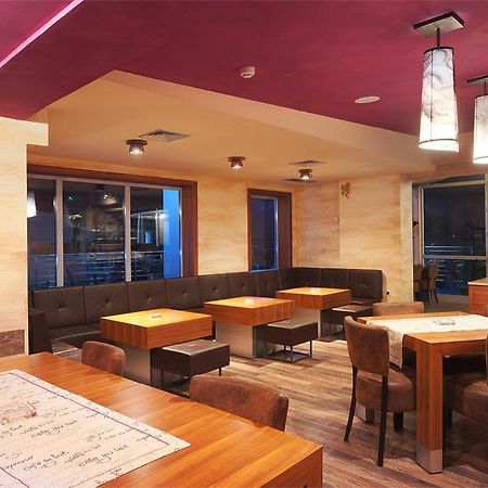 קראלג'בו Hotel Turist מסעדה תמונה